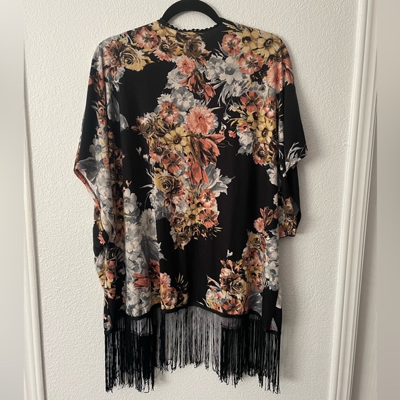 Elegant Floral Fringe Kimono Blouse - Picture 2 of 3